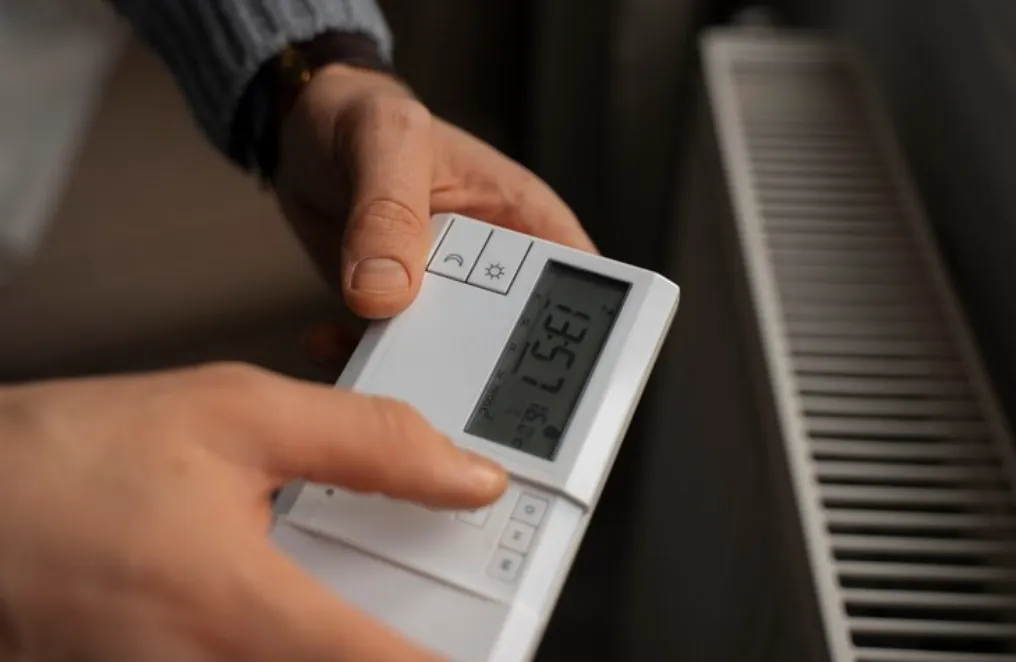 How to fix an AC unit easily_ Check if the issue is with the thermostat